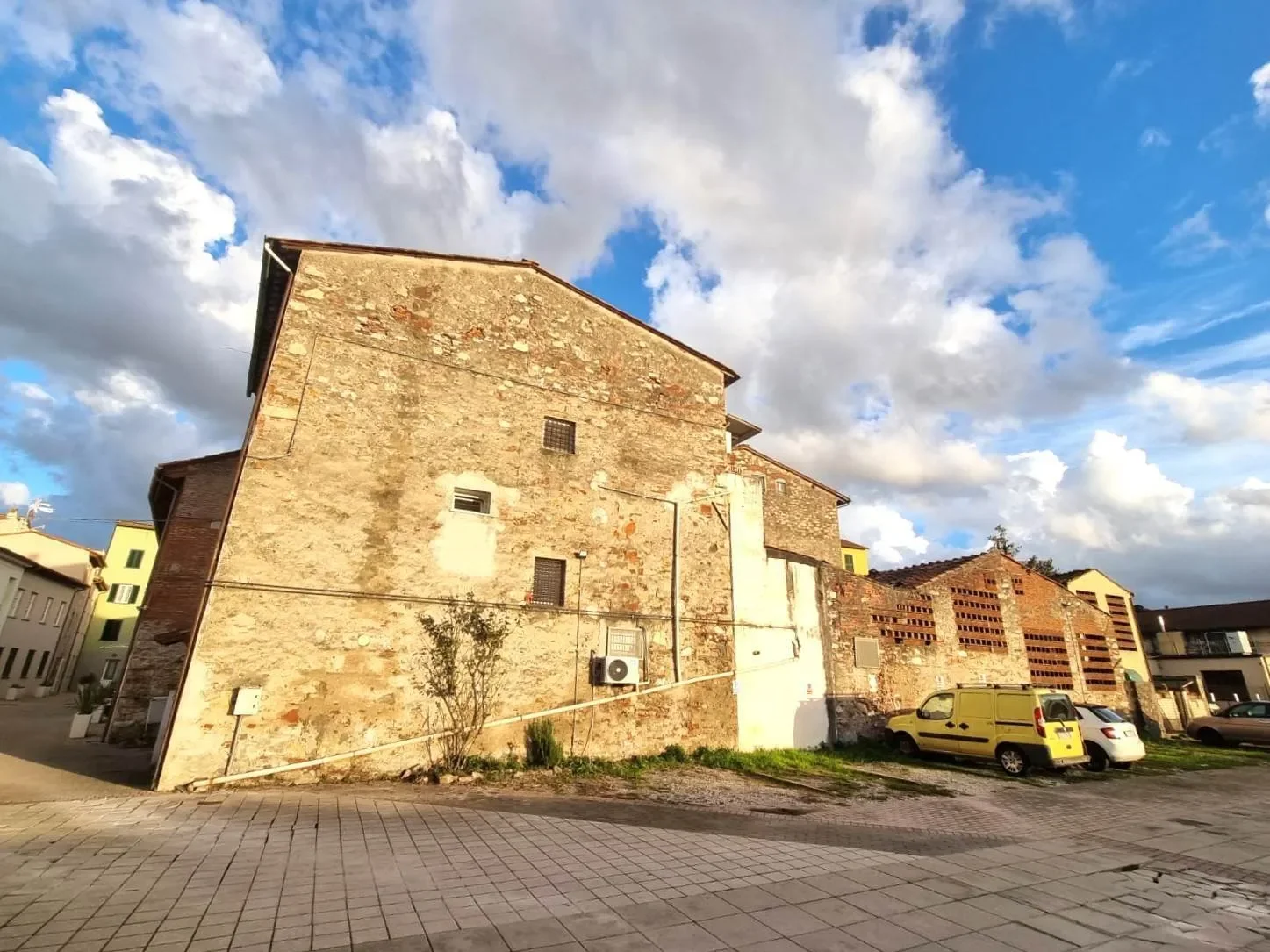 Exterior photo 3