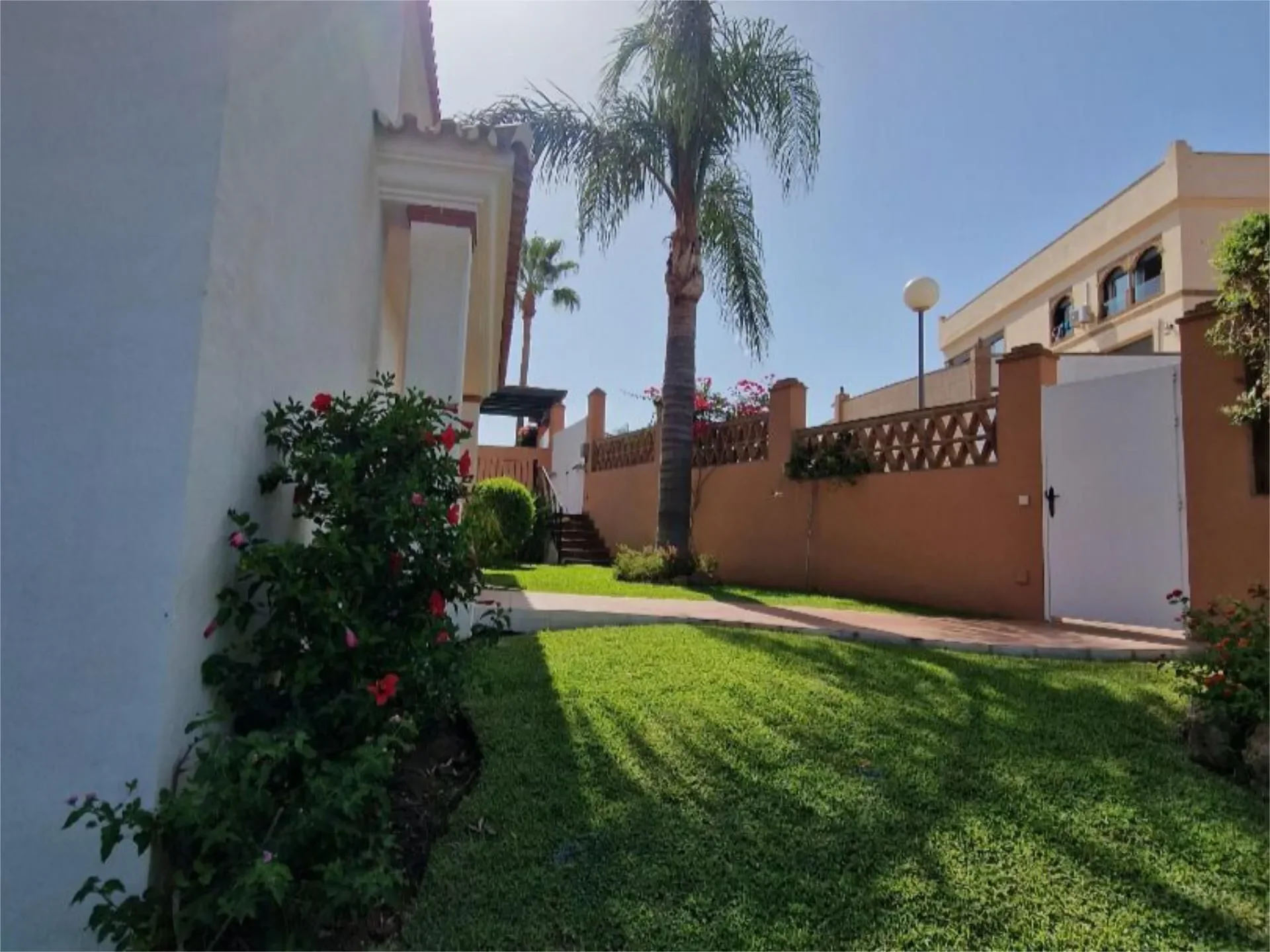 Exterior photo 6