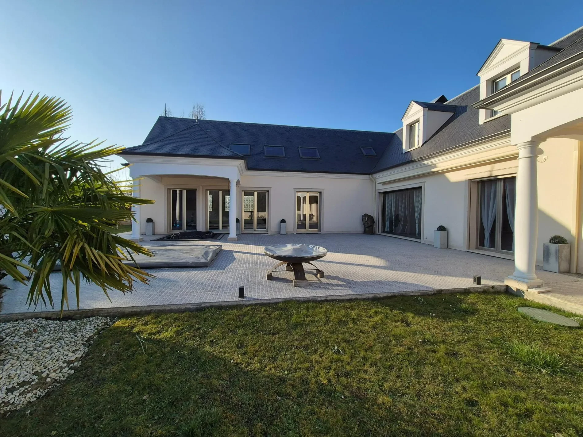 Exterior photo 2