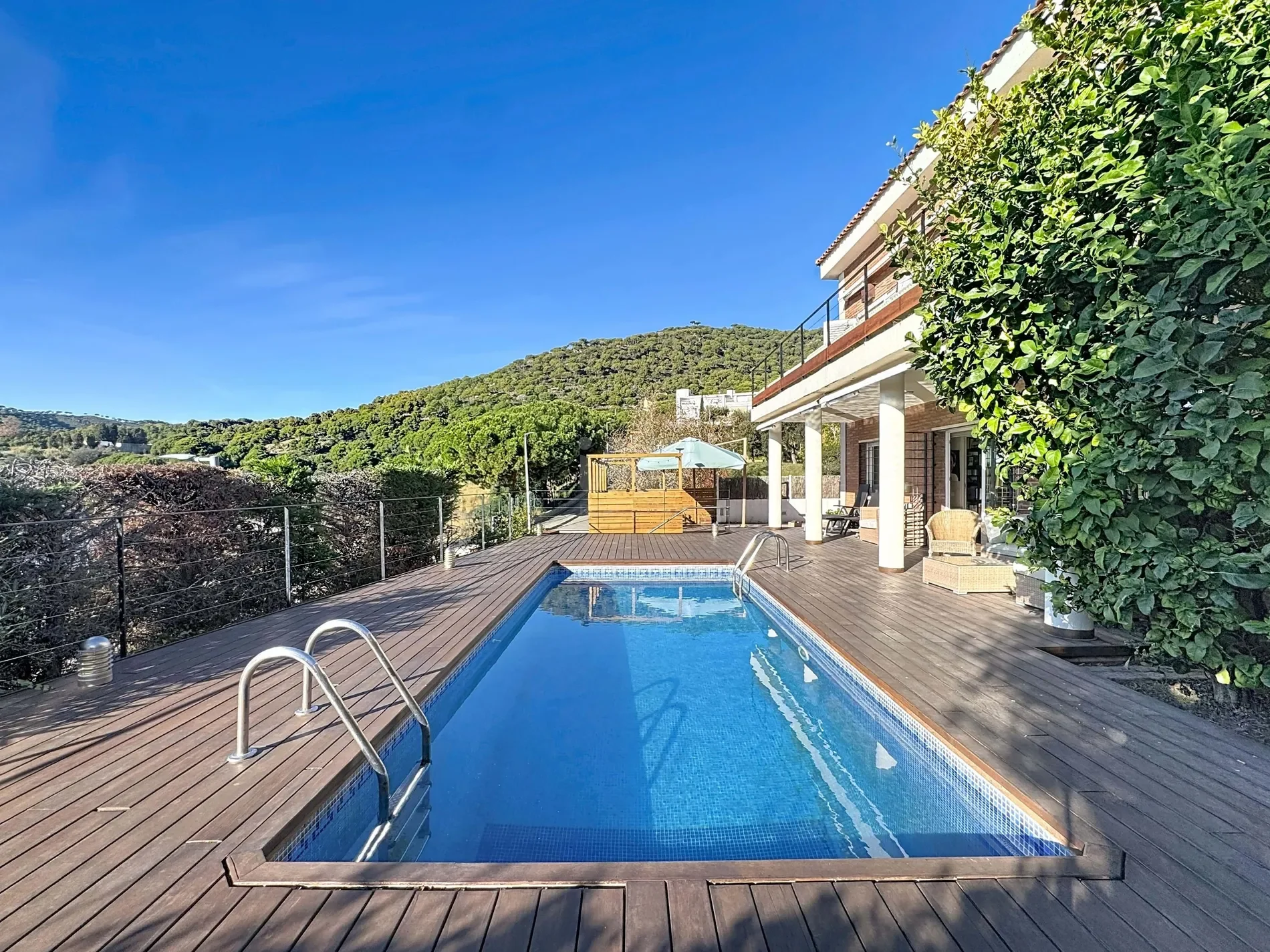 Exterior photo 6