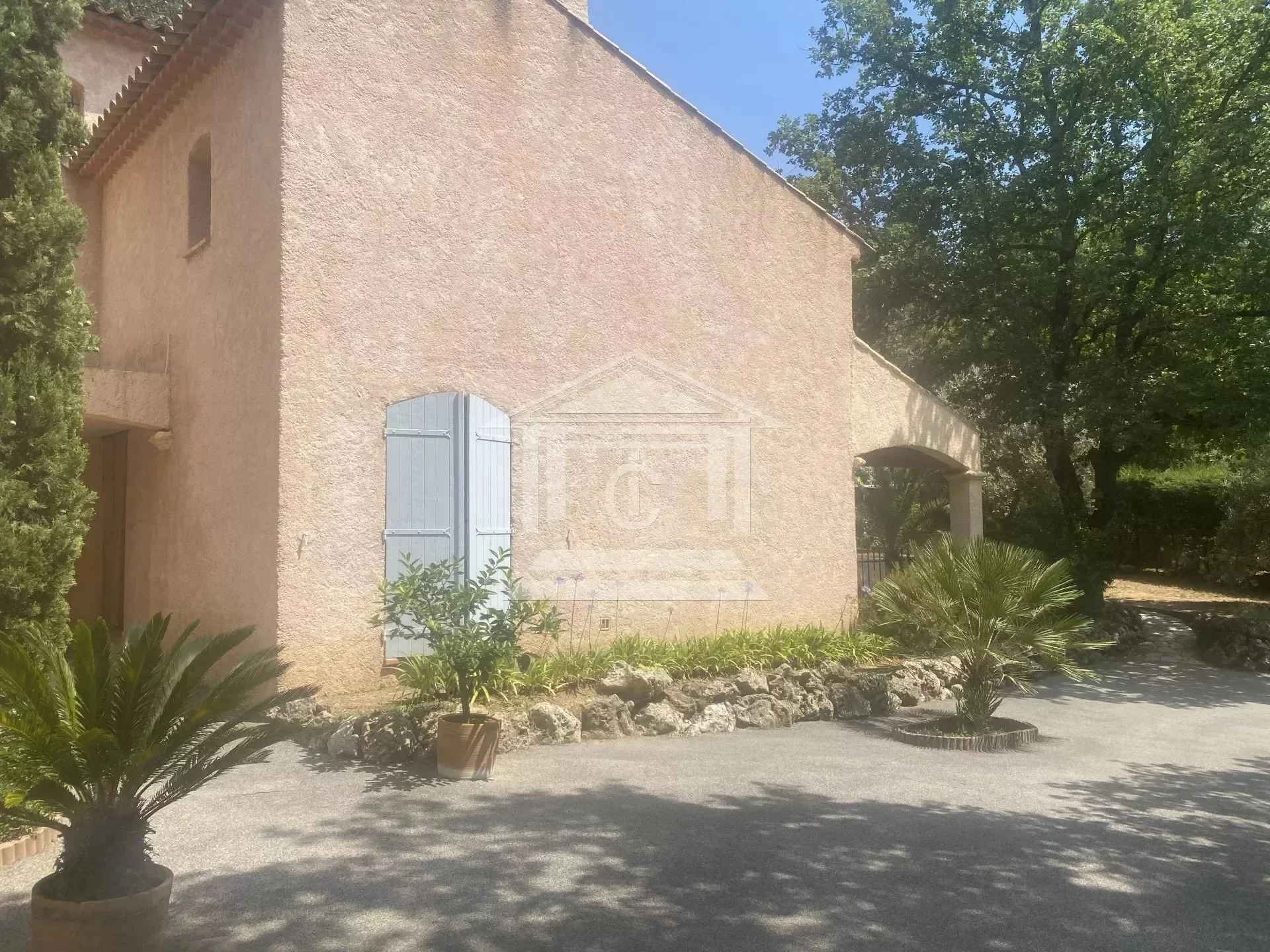 Exterior photo 10