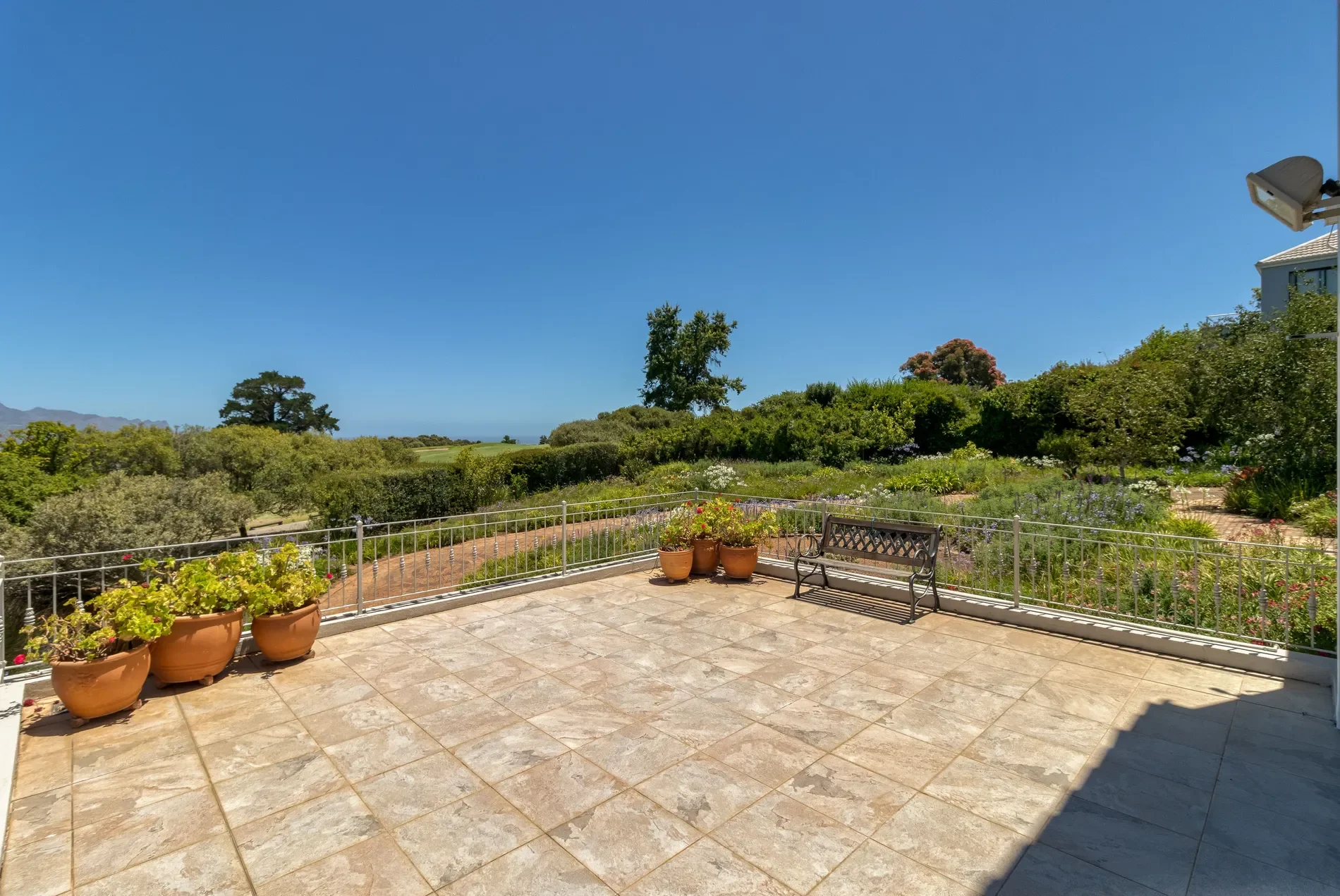 Exterior photo 6