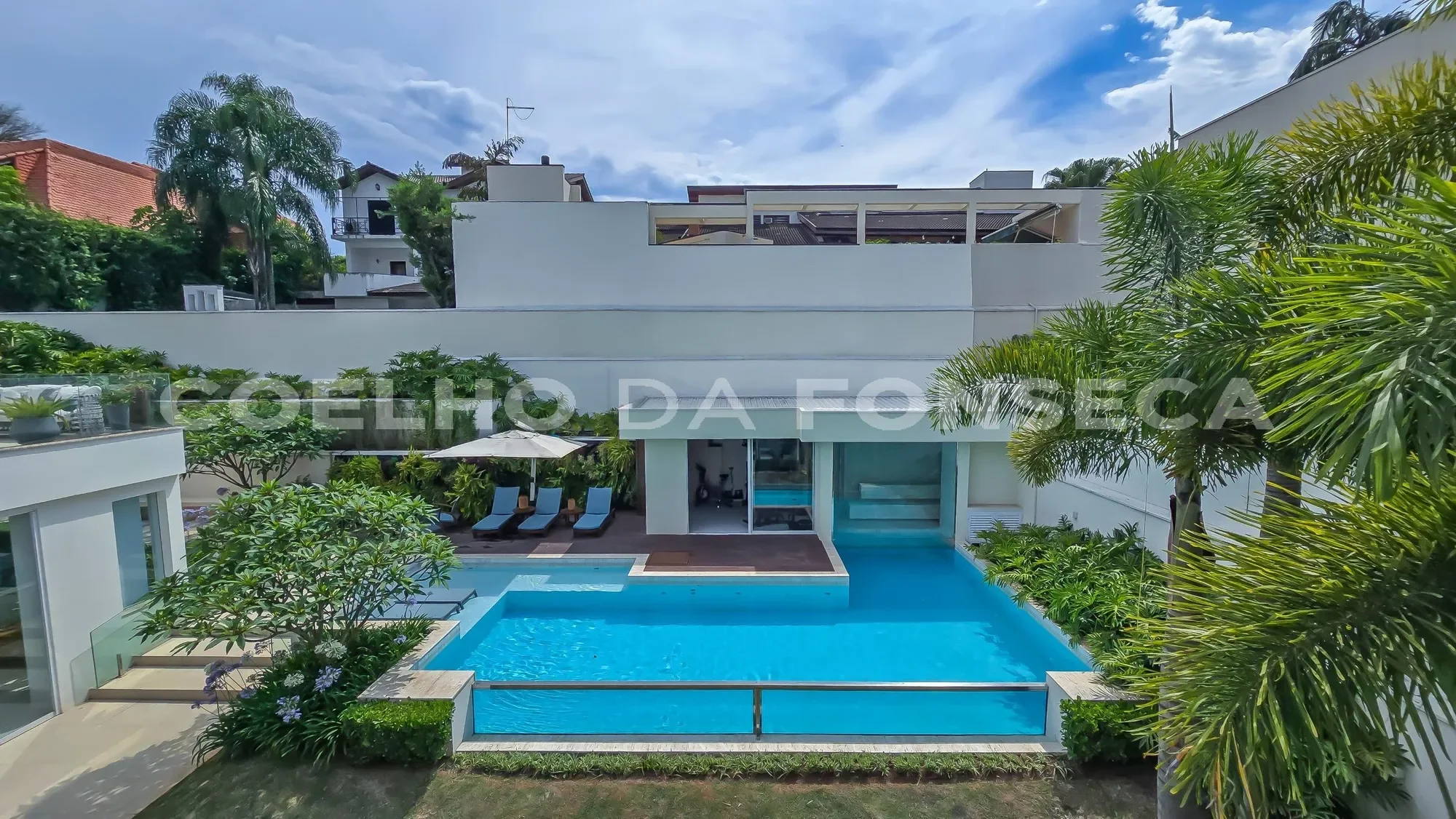 Exterior photo 4
