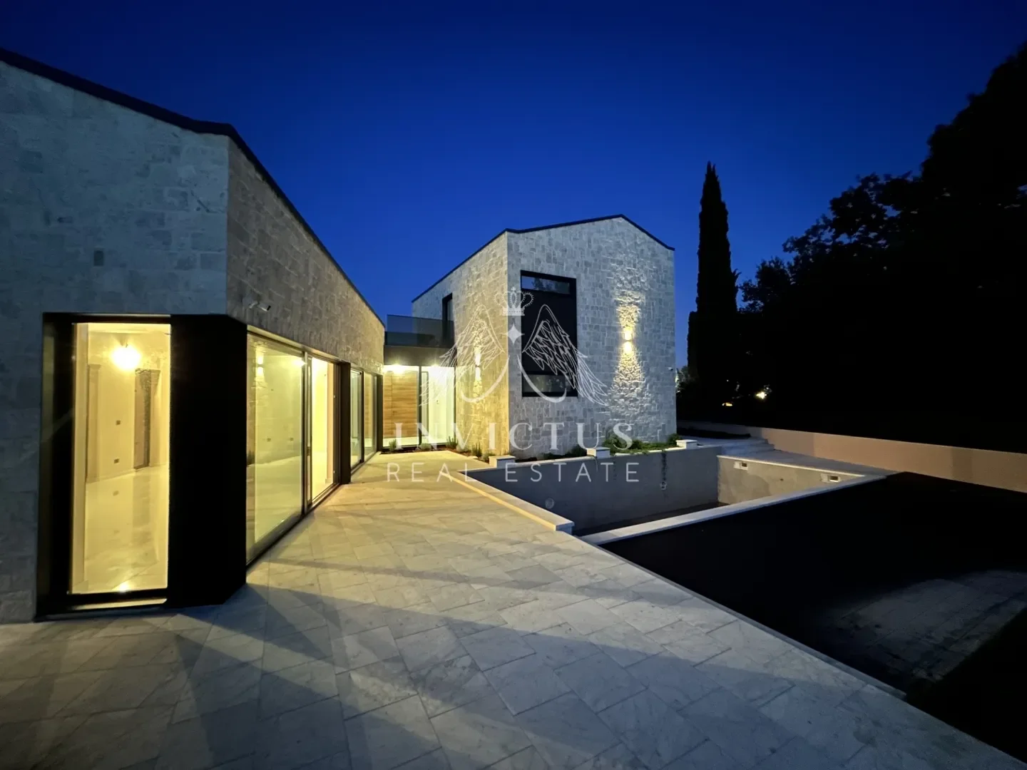 Exterior photo 3