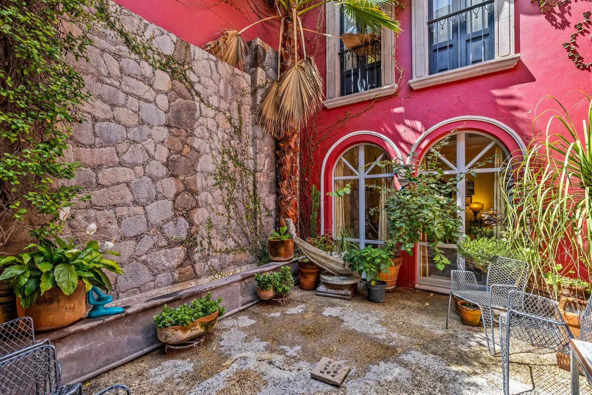 Exterior photo 2