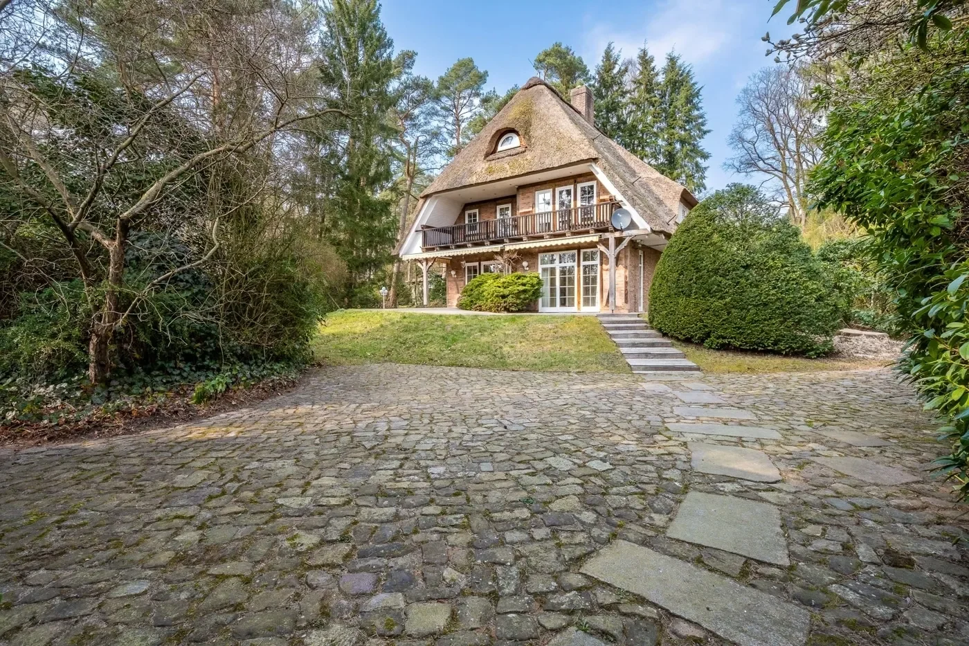 Exterior photo 4