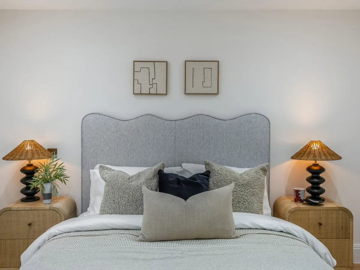 An exceptional newly refurbished three-bedroom duplex apartment situated just moments from Sloane Sq