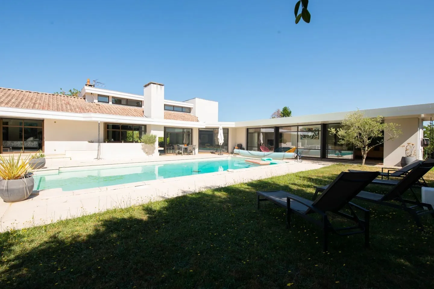 Exterior photo 6