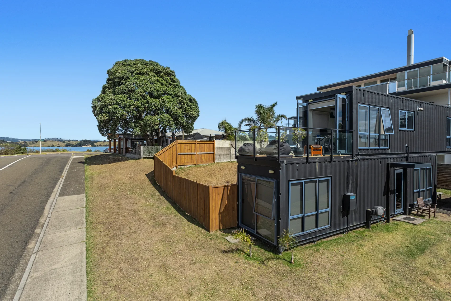 Exterior photo 5