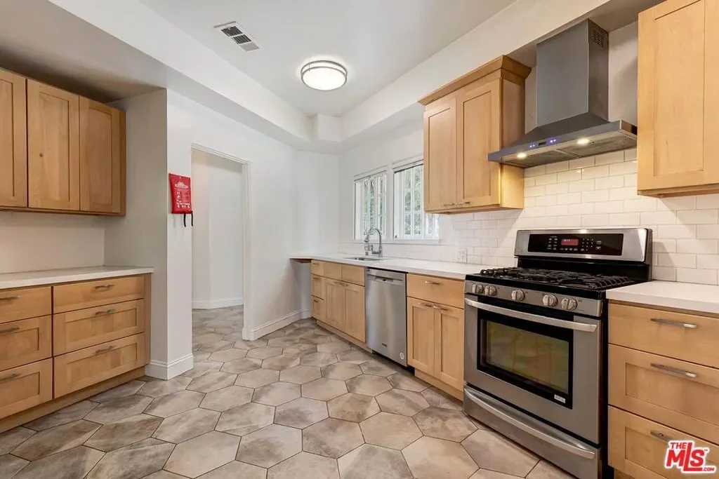 1017 Chevy Chase Drive, Beverly Hills, California, United States. - Photo 4