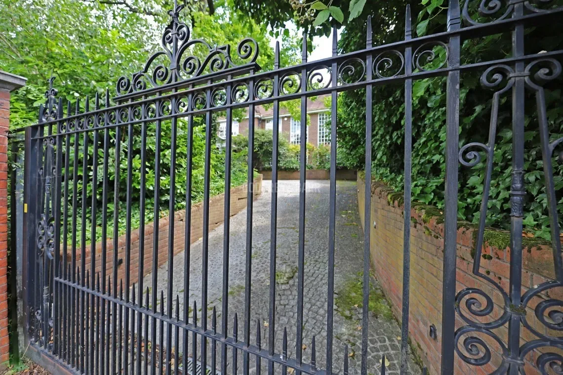 The Bishops Avenue, London, England, United Kingdom. - Photo 3