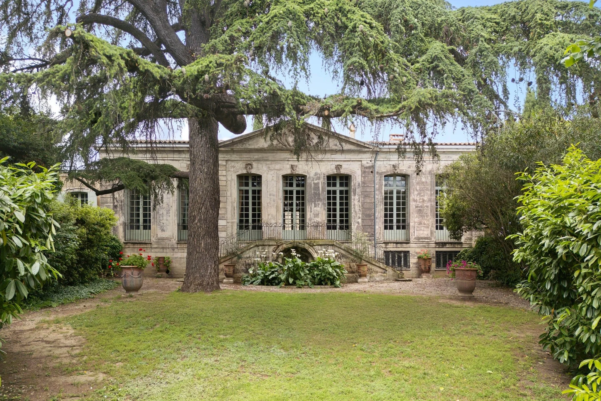 Exterior photo 4