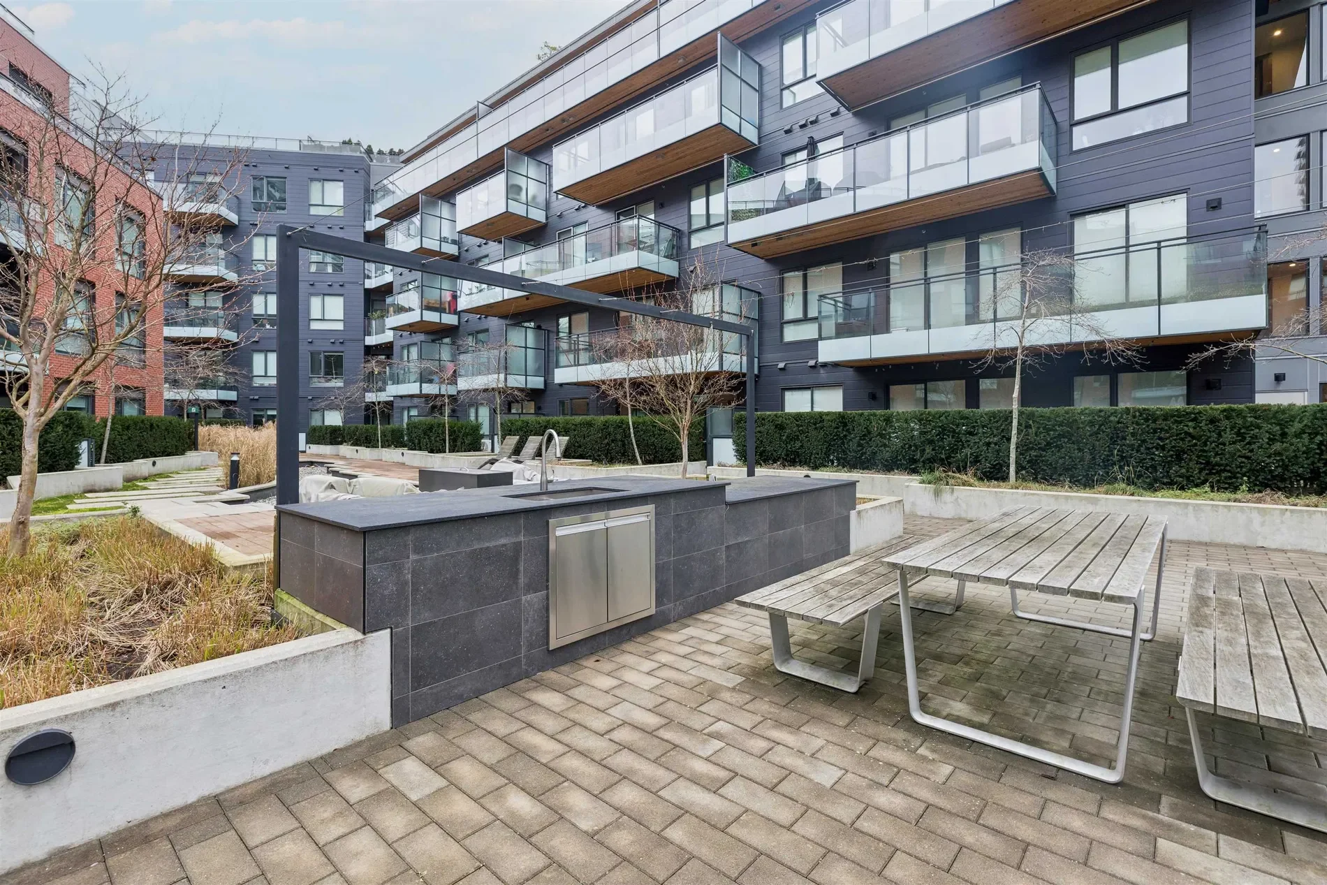 Exterior photo 6