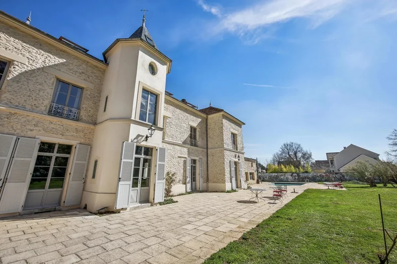 18th-19th century mansion with swimming pool
