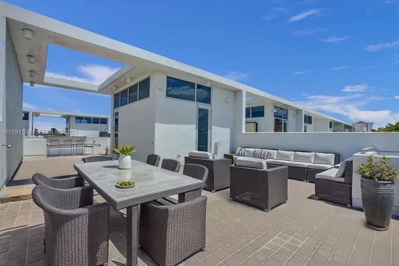 2725 NE 1st St, Hillsboro Beach, Florida, United States. - Photo 44