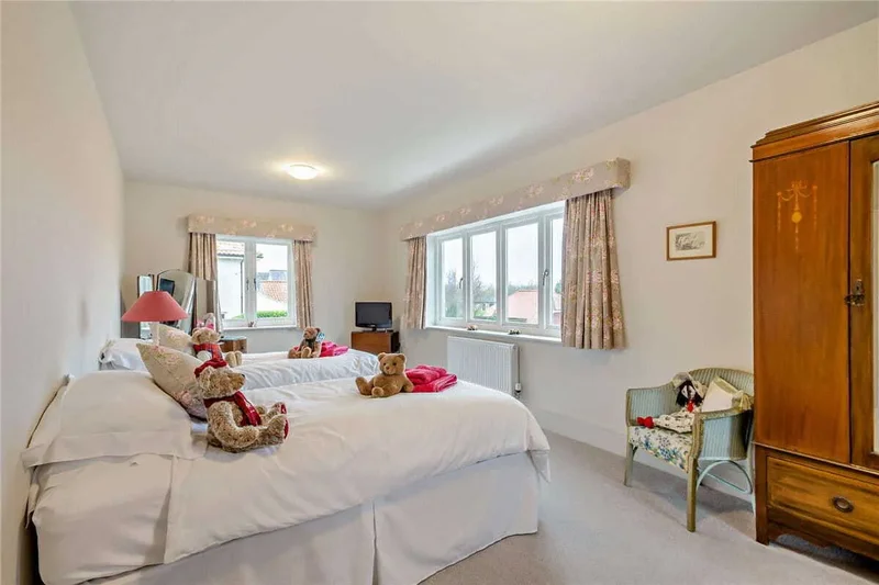 Sussex Avenue, Harrogate, England, United Kingdom. - Photo 6