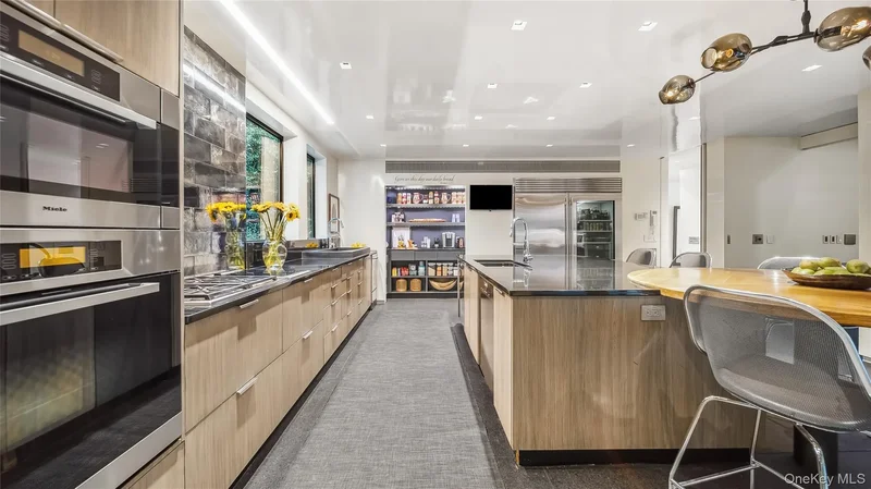 7 Folie Court, Manhasset, New York, United States. - Photo 12