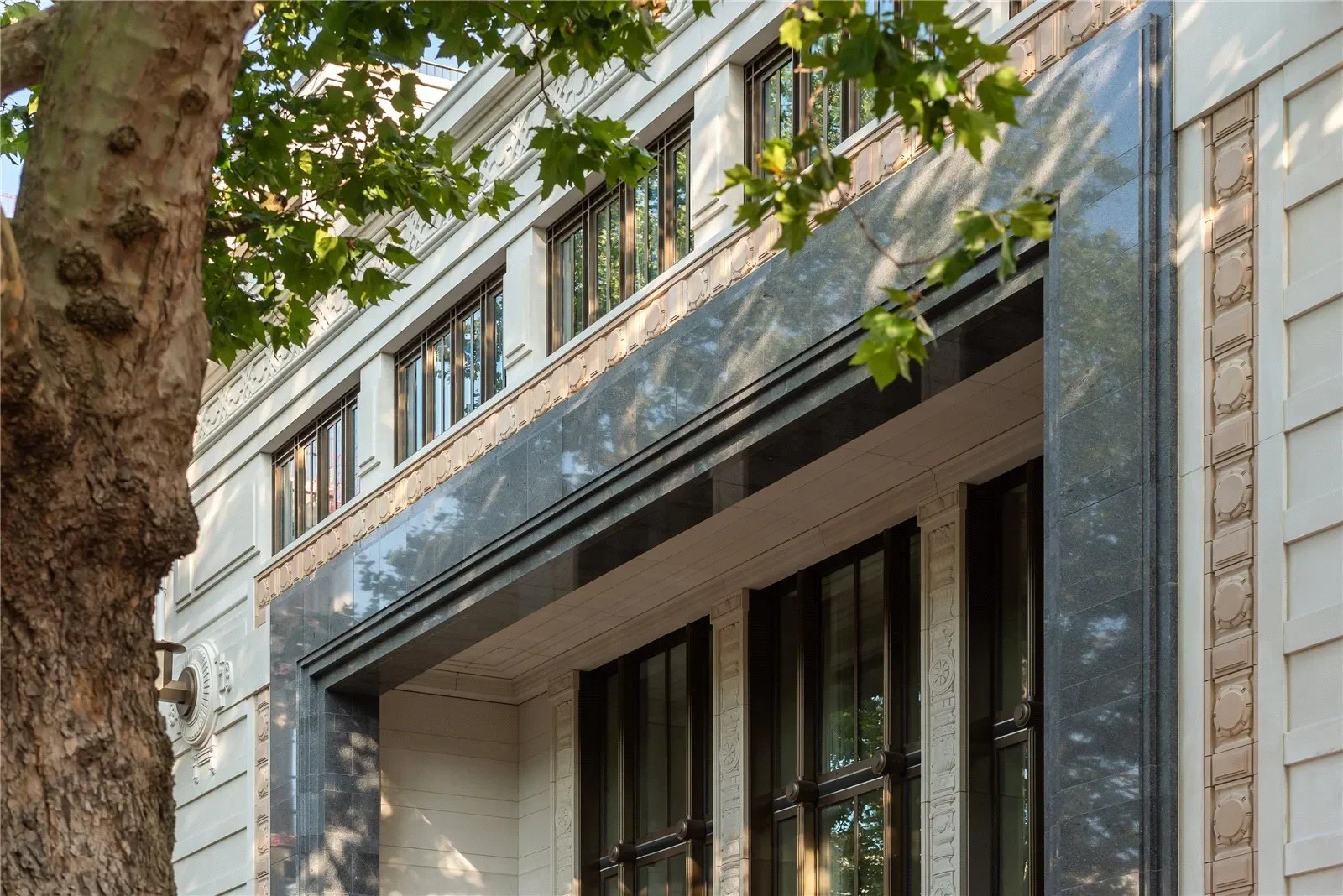Exterior photo 4