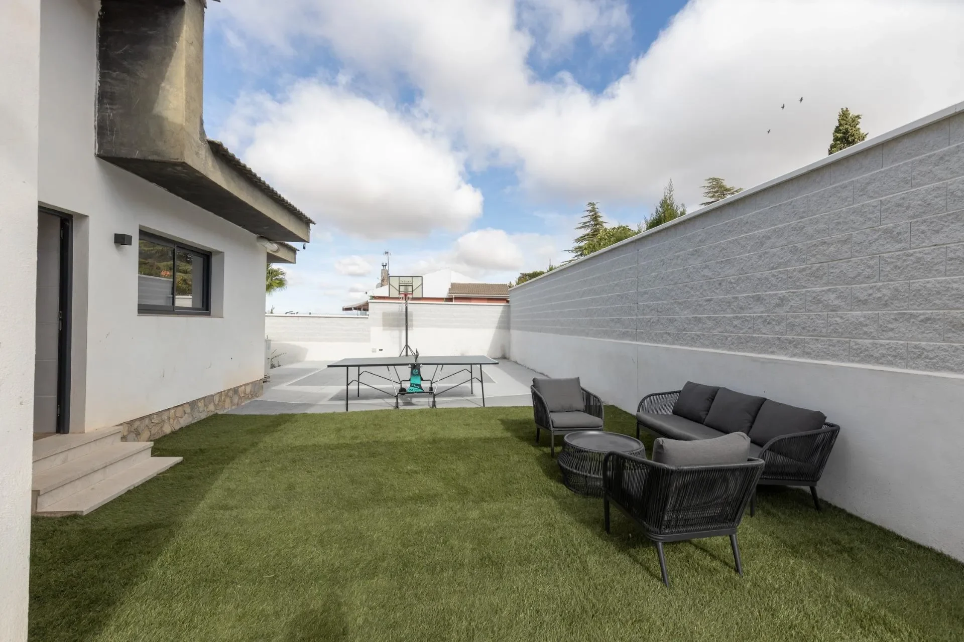 Exterior photo 9