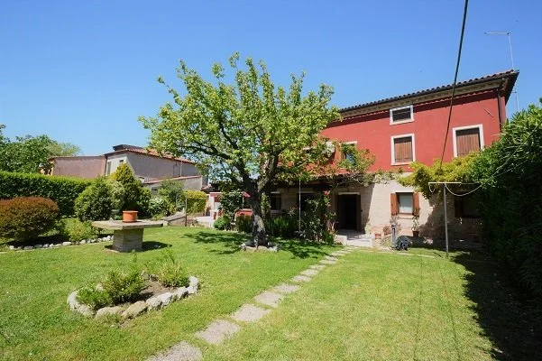 Exterior photo 3