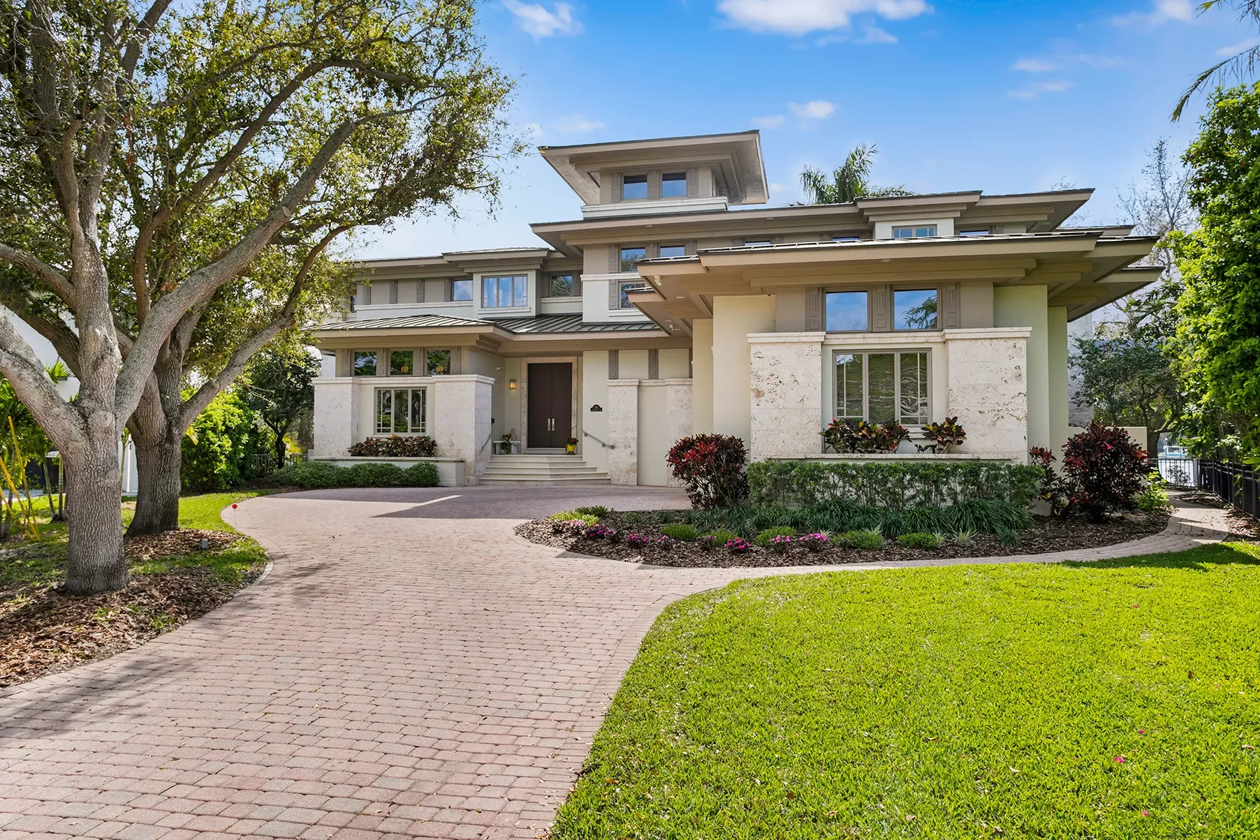 Exterior photo 5