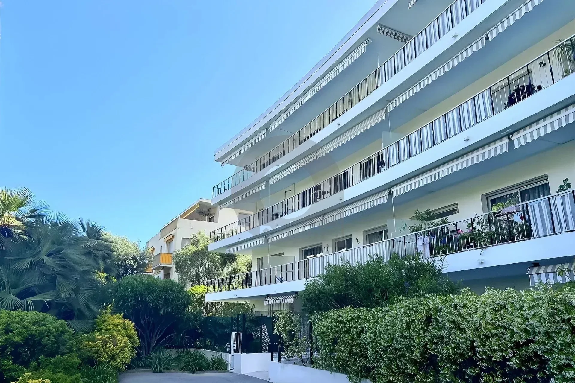 Exterior photo 5