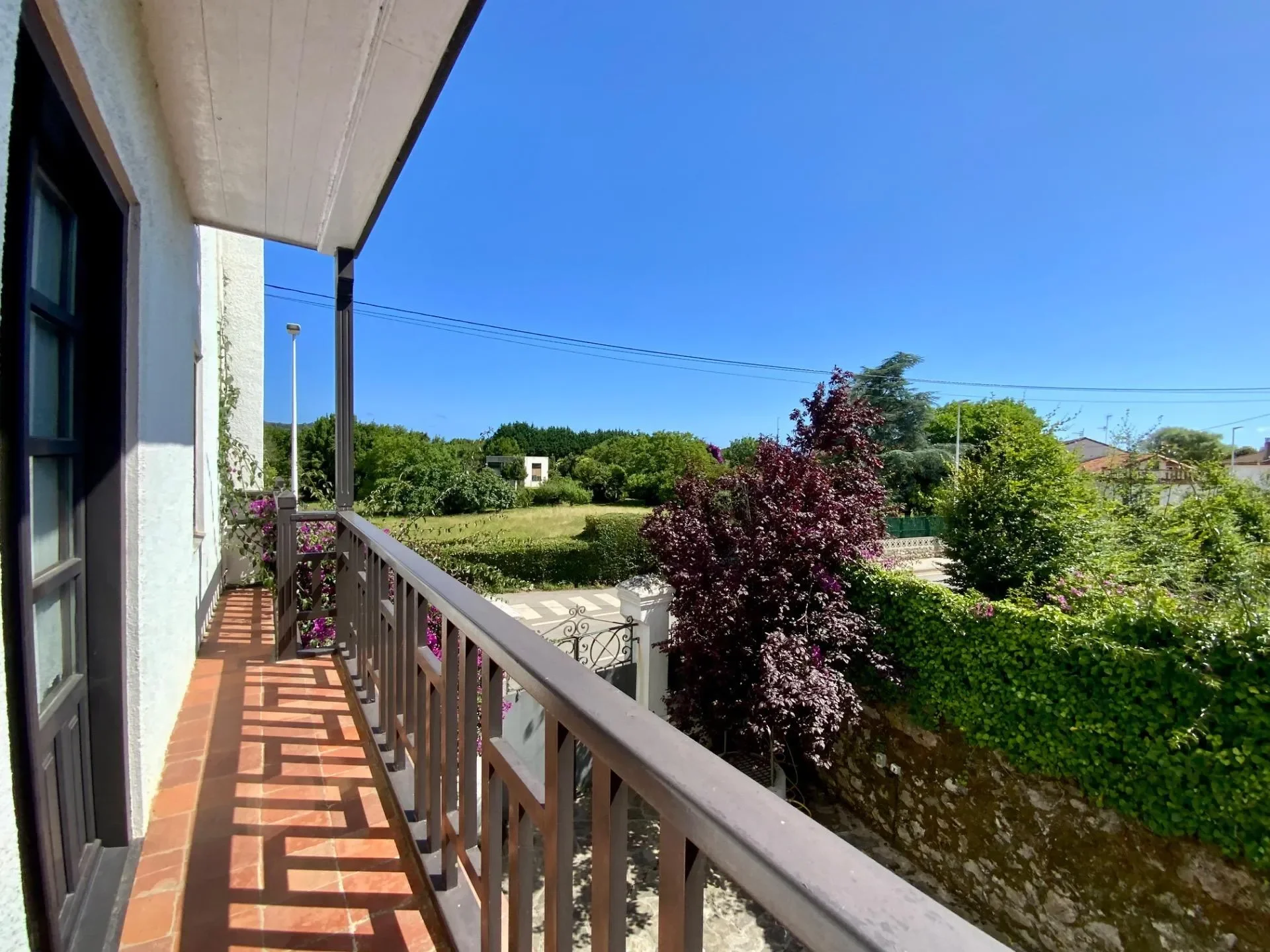 Exterior photo 9