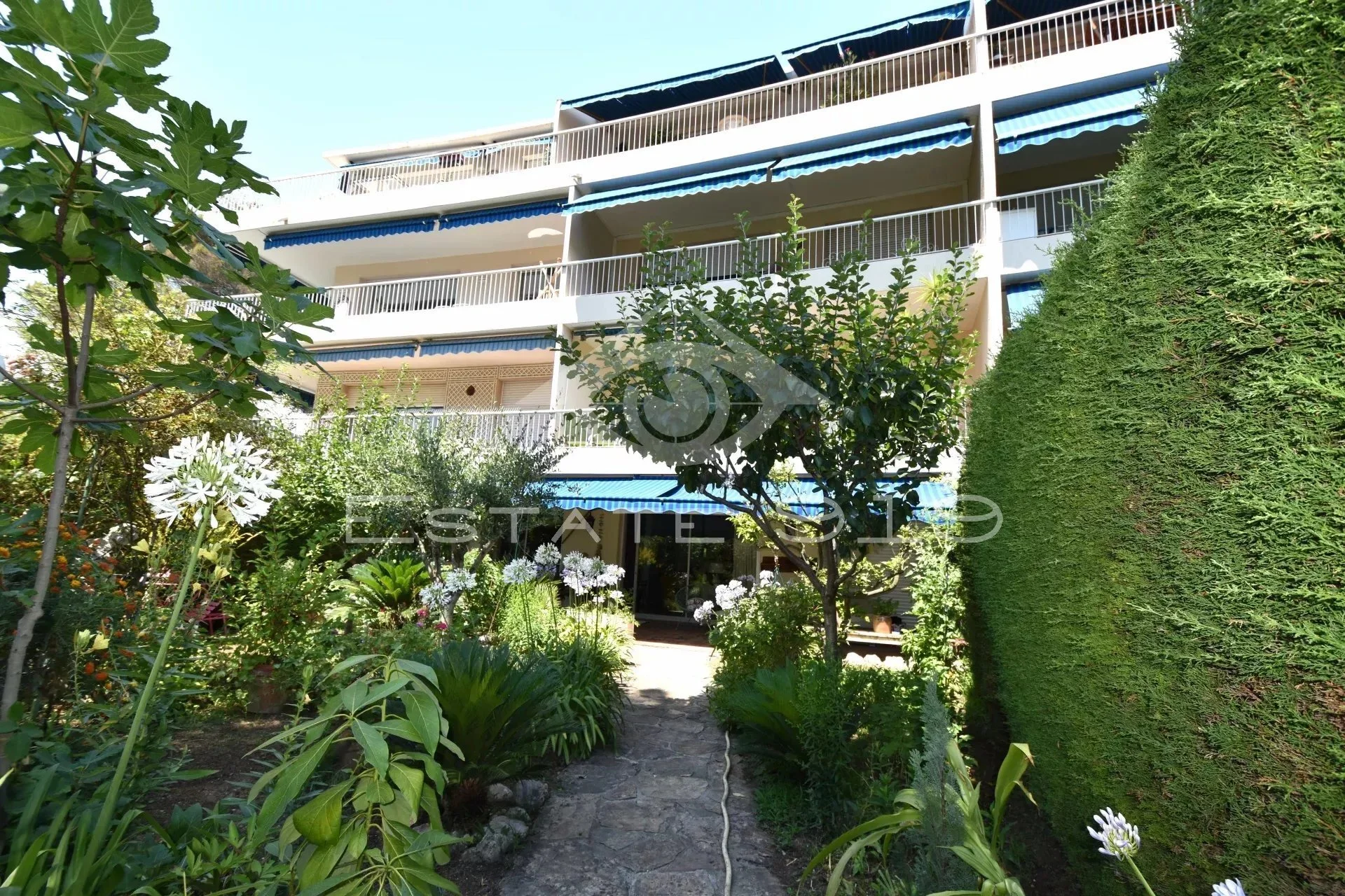 Exterior photo 2
