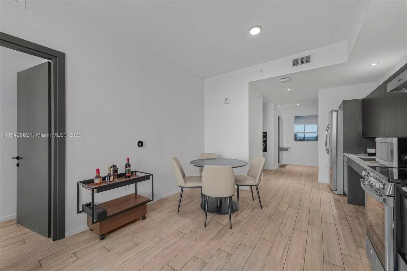 398 NE 5th St 1711, Miami, Florida, United States. - Photo 7
