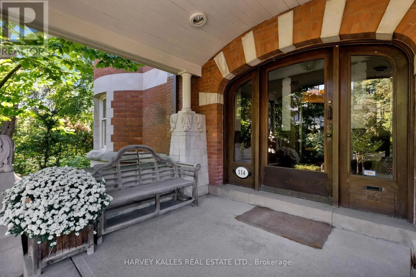 Exterior photo 3
