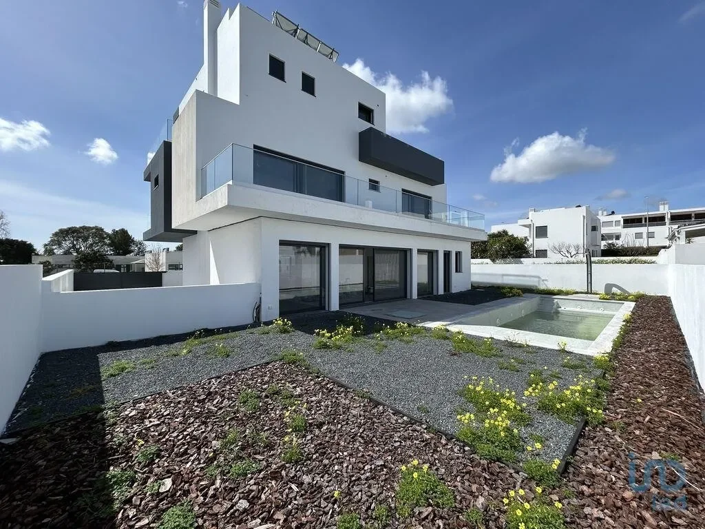 Exterior photo 4