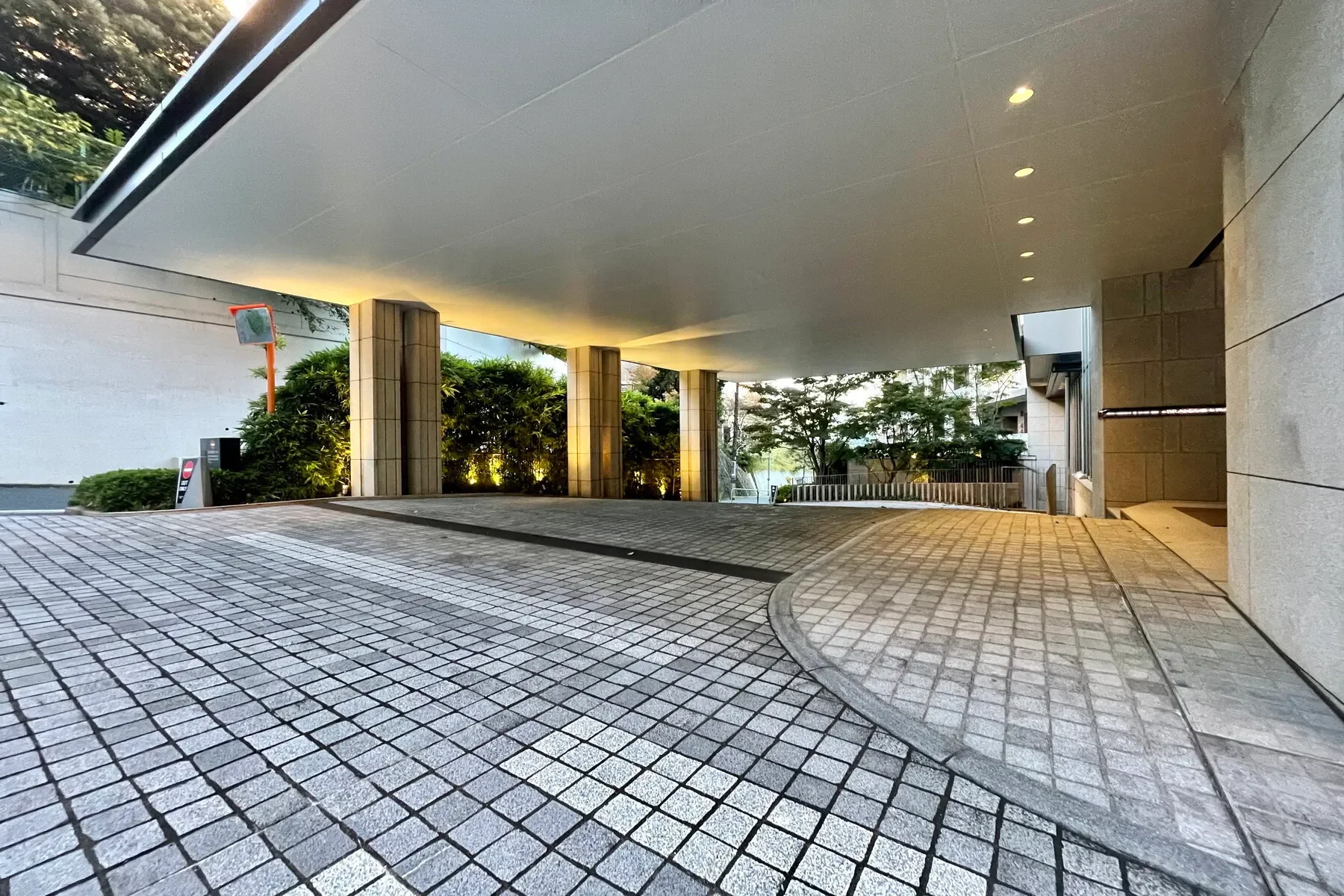 Exterior photo 2