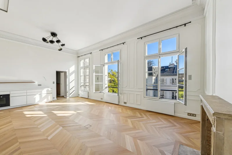 PARIS, J 75008, Paris, Île-de-France, France. - Photo 5