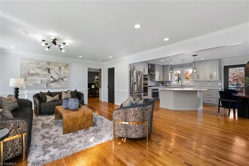 32 Kemp Road E, Greensboro, North Carolina, United States. - Photo 2