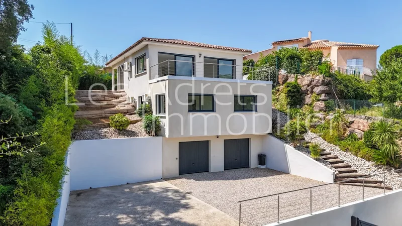 Recent house with spacious rooms and sea view