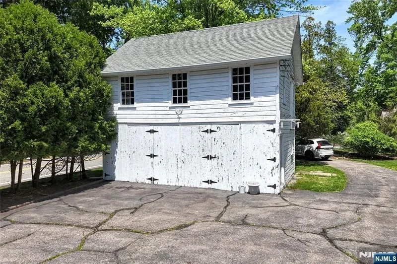 584 W Saddle River Road, Upper Saddle River, NJ, 07458, USA, Saddle River, New Jersey, United States. - Photo 12