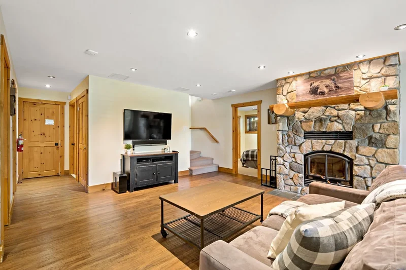 620 Ch. des Pionniers, Village de Labelle, Quebec, Canada. - Photo 26