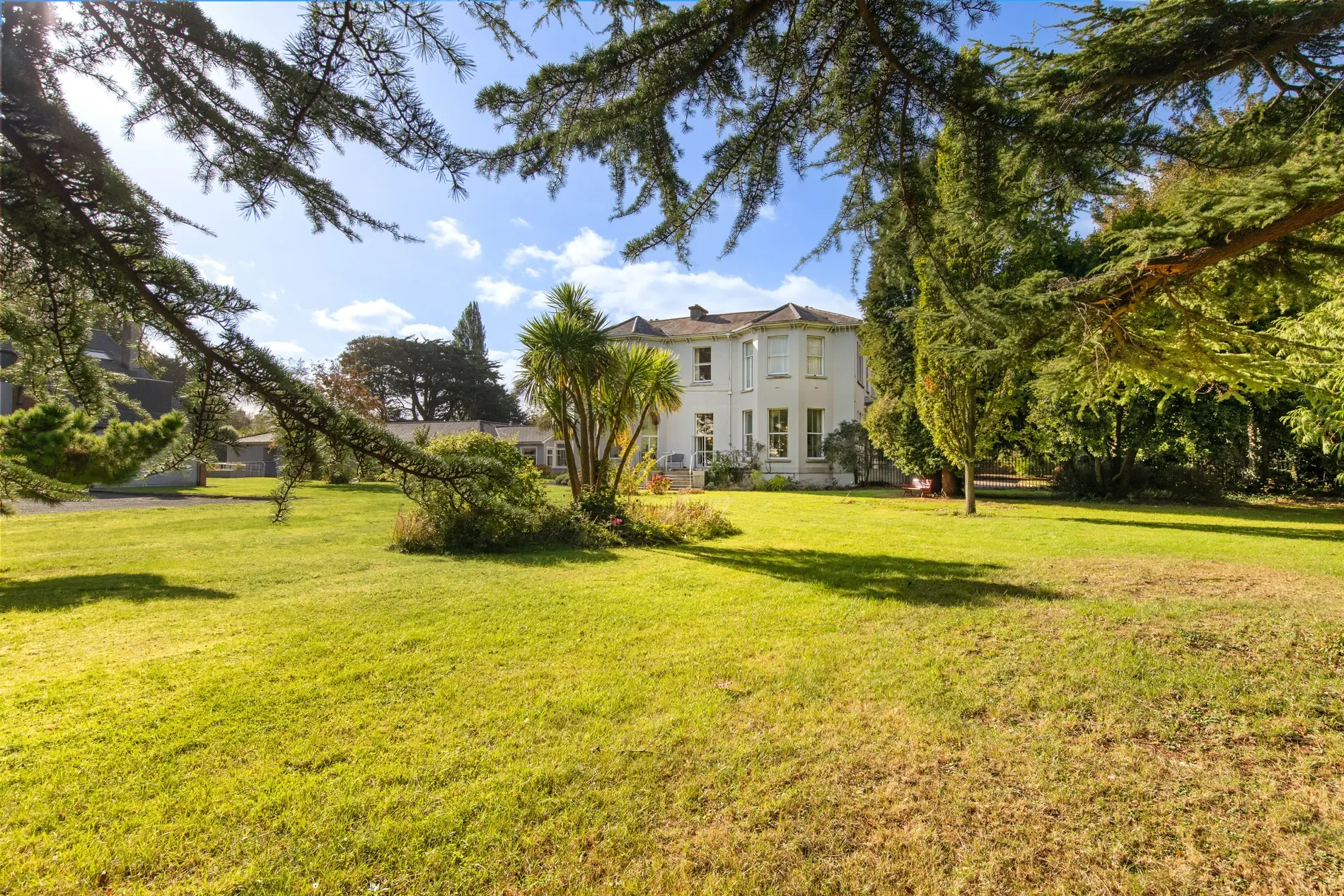 Exterior photo 5