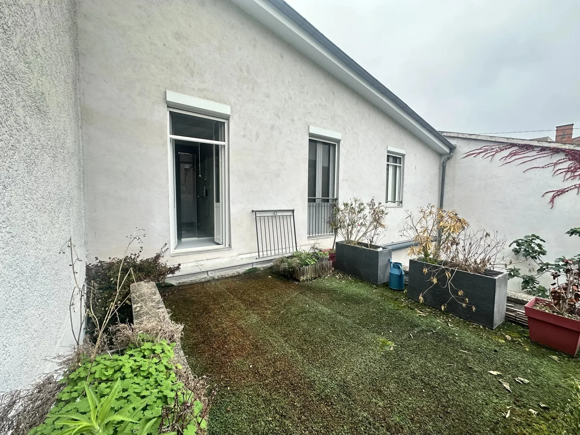 Exterior photo 7