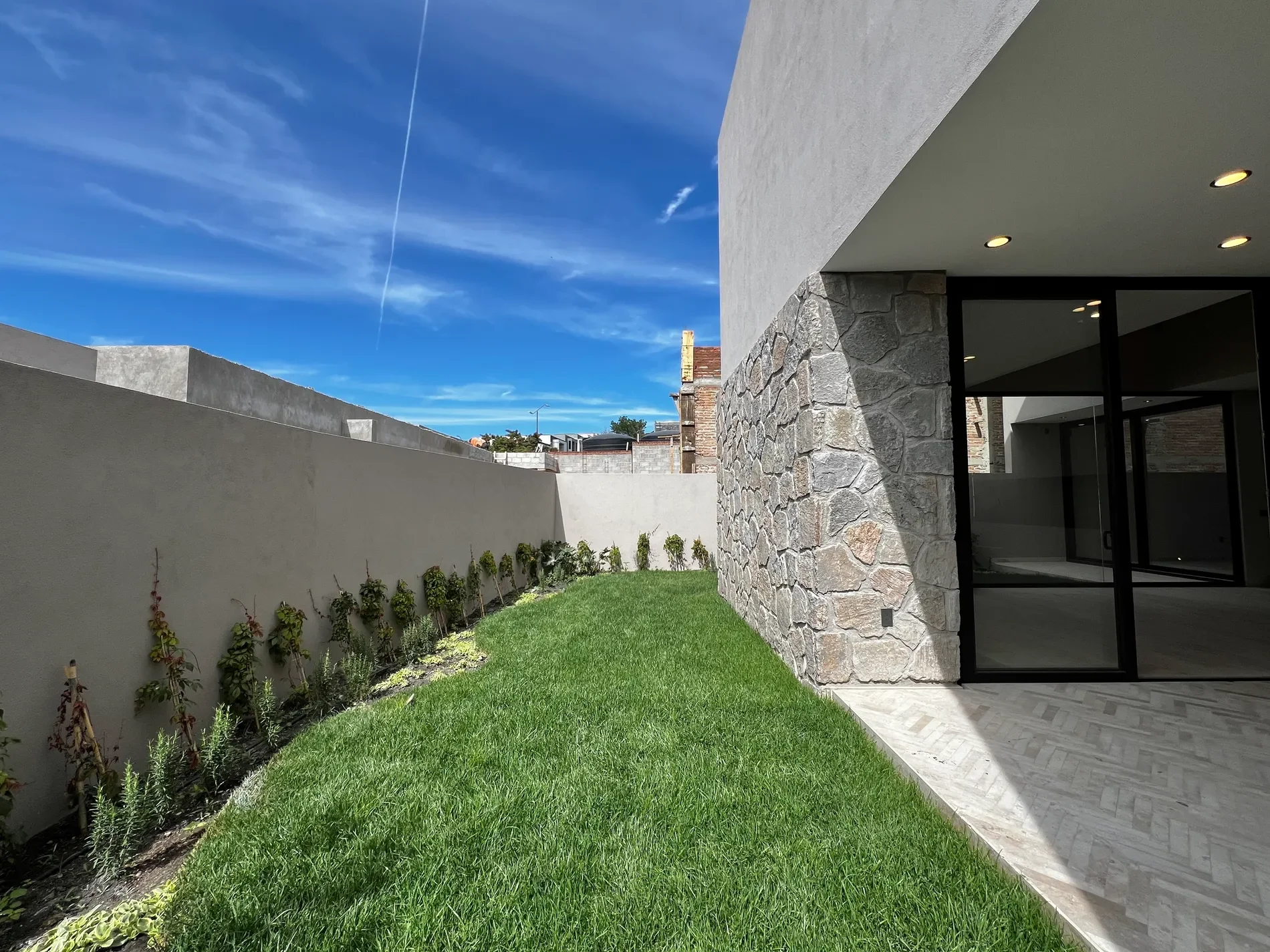 Exterior photo 3