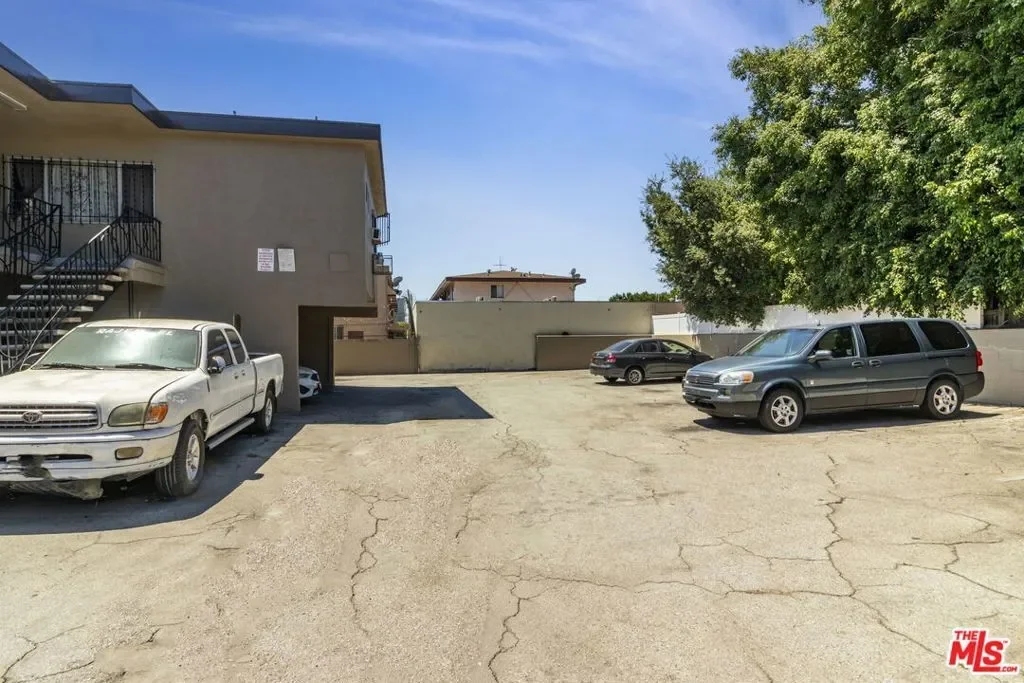 820 -824 W 95th Street, Los Angeles, California, United States. - Photo 9