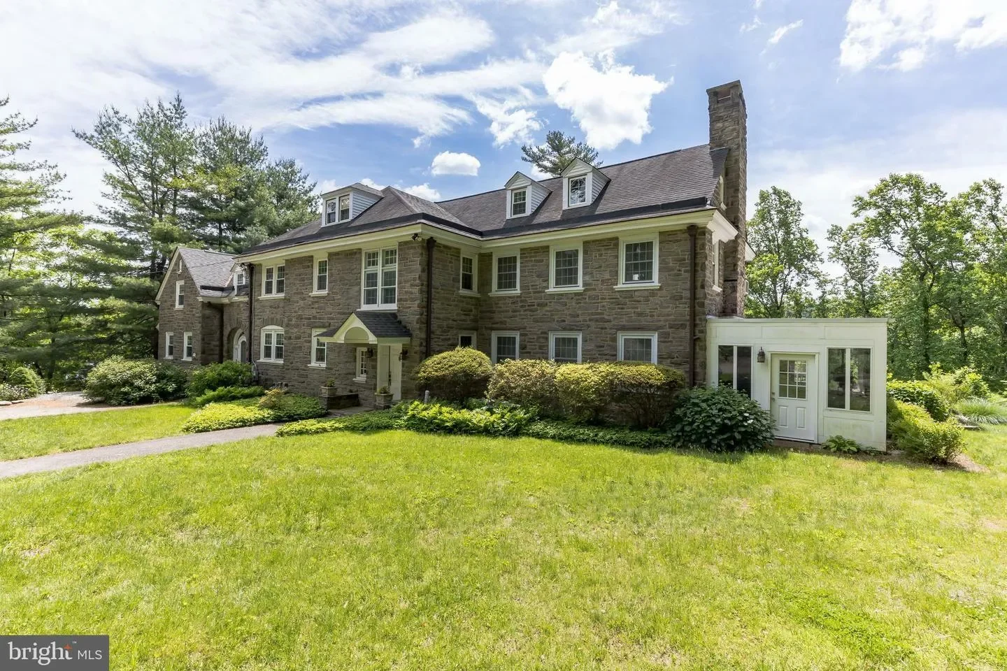 Exterior photo 4