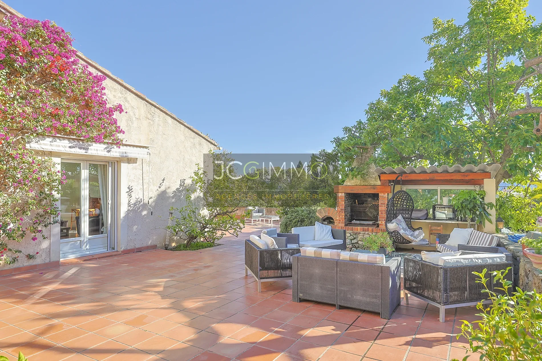 Exterior photo 6