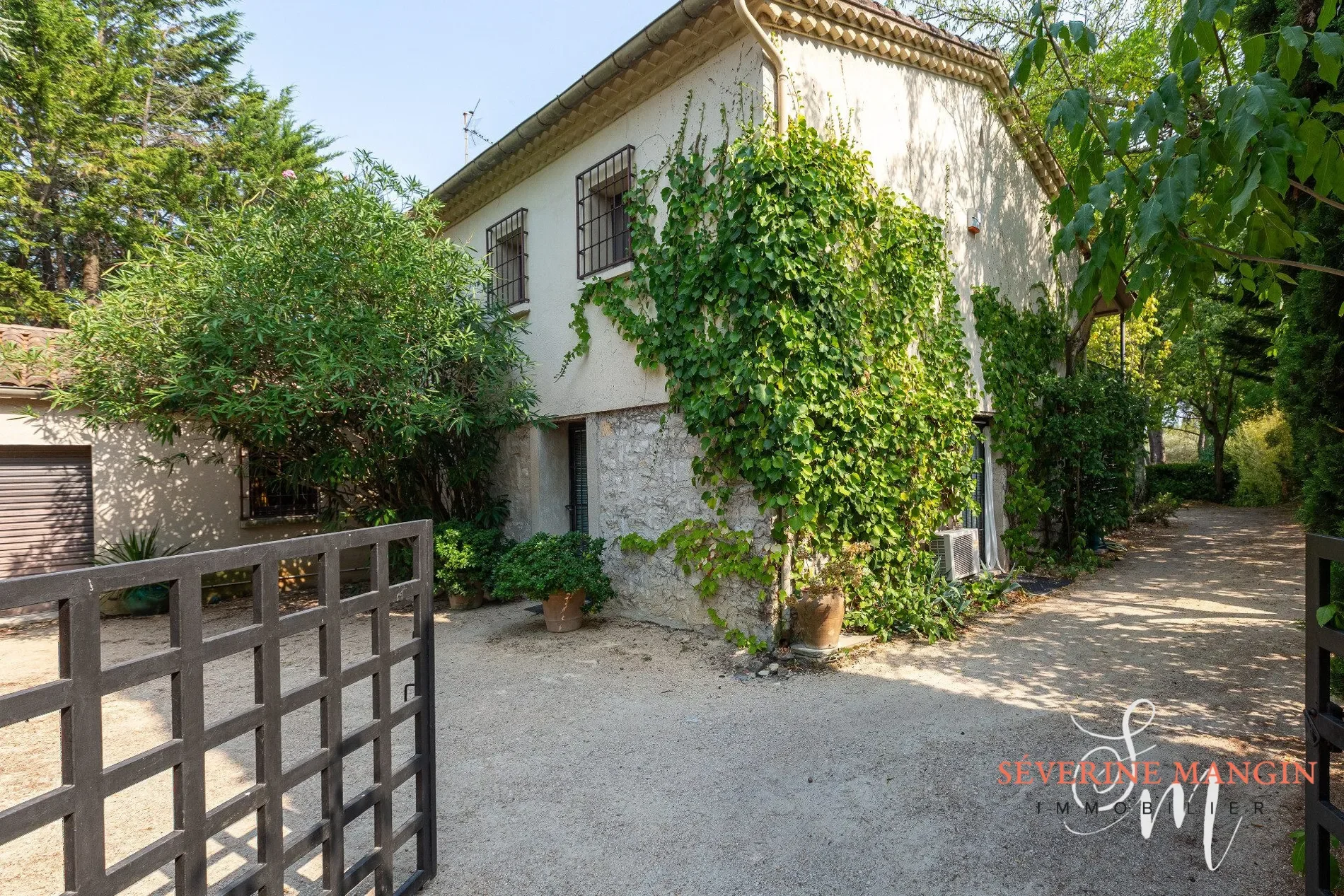Exterior photo 4