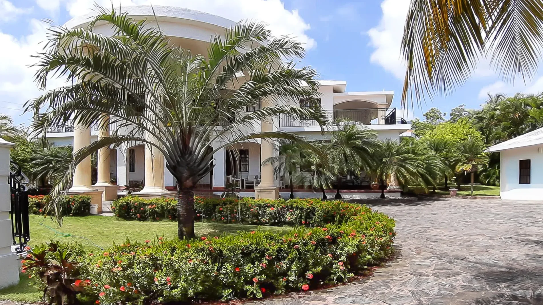 Exterior photo 3