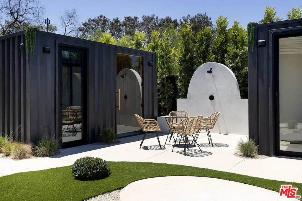 16401 Mulholland Drive, Los Angeles, California, United States. - Photo 25