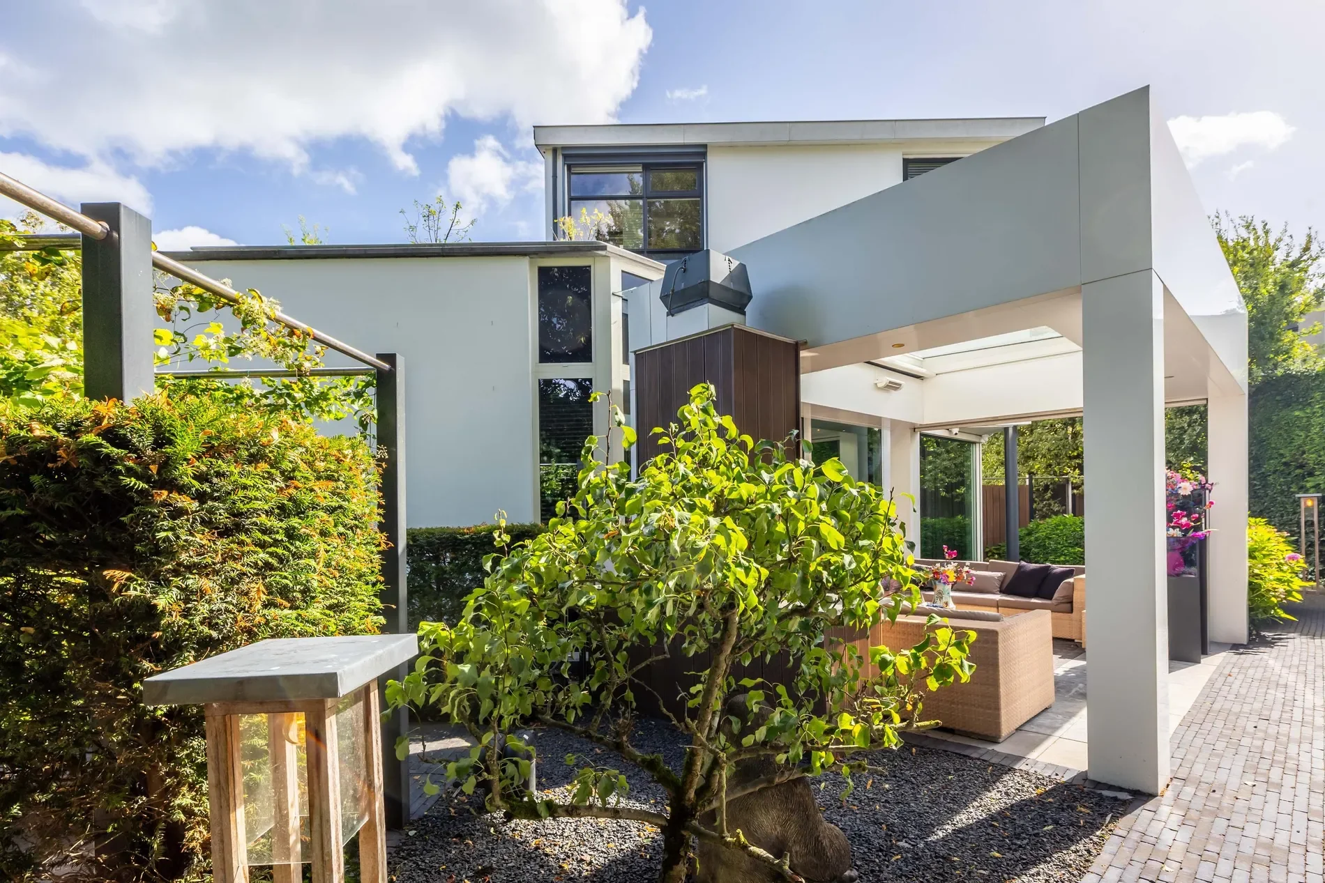 Exterior photo 3