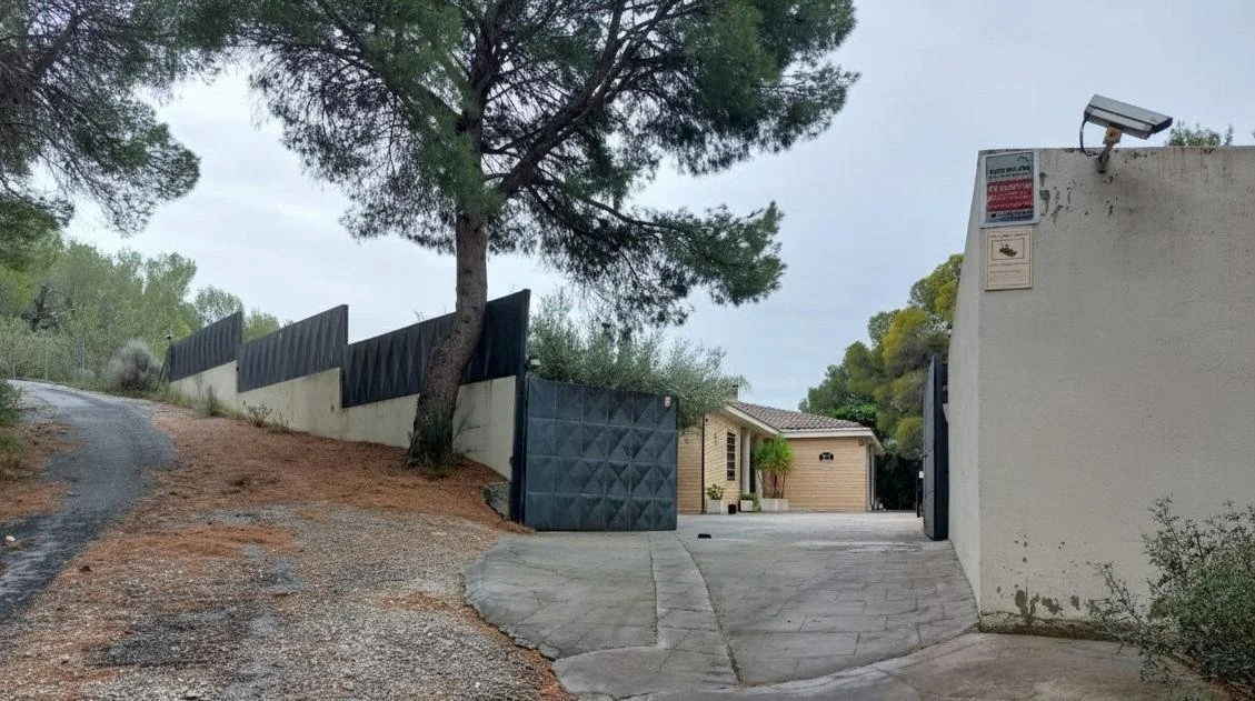 Exterior photo 6