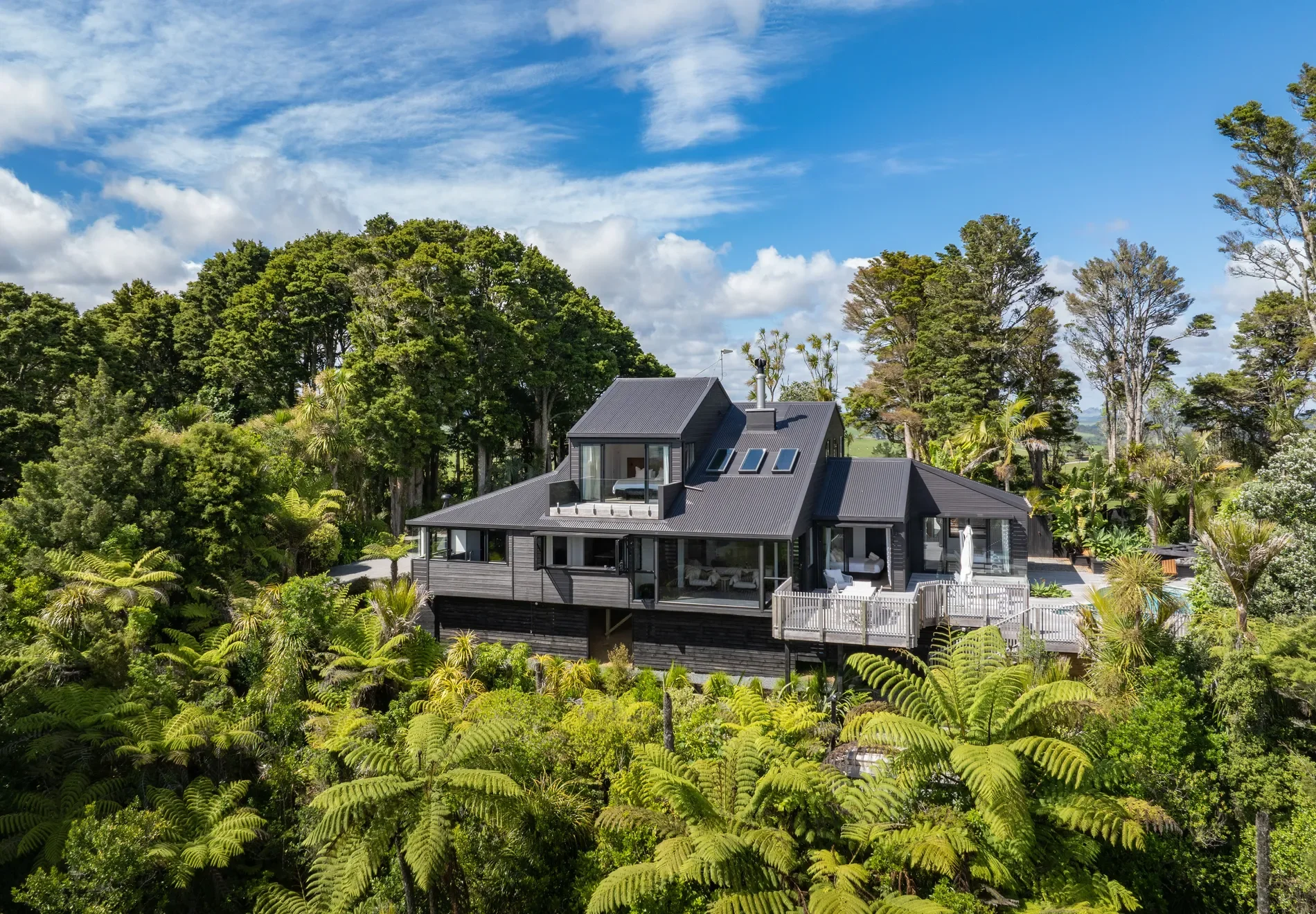 Exterior photo 6