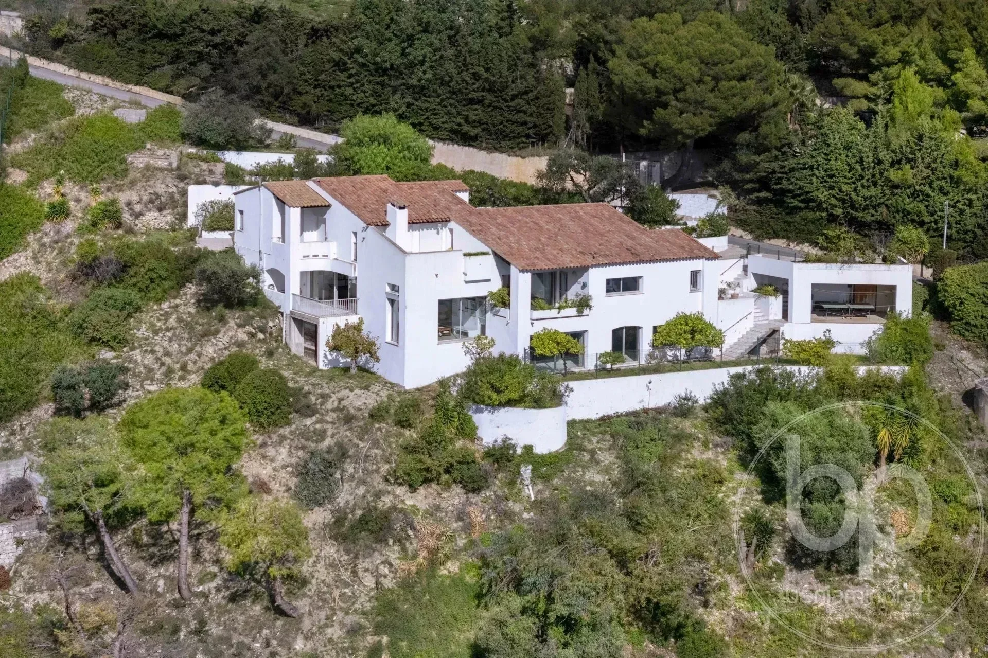 Exterior photo 6